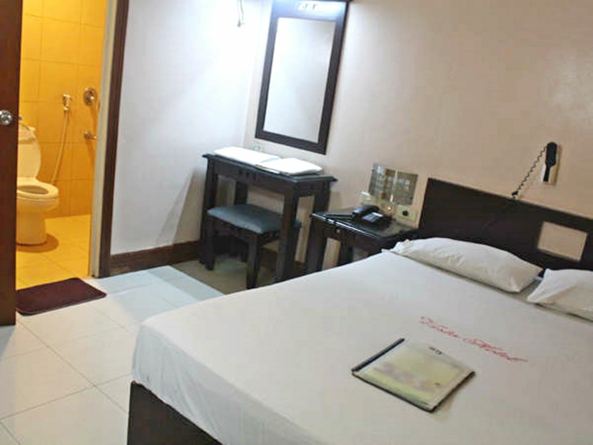 Vista Apartelle Makati City Exteriör bild